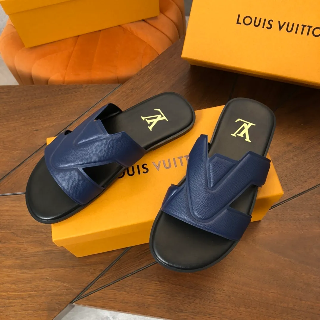 Factory price: 270💰LV counters are selling new brand luxury men's slippers, casual, loose and comfortable. The must-have model in the picture above [Happy][Happy], multiple colors available Size: 38-44, customized 45